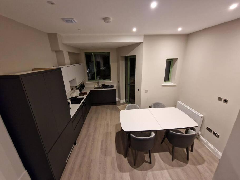 Stunning Newbuilt 3 Bed House Sleeps 9 Villa Edmonton Exterior photo